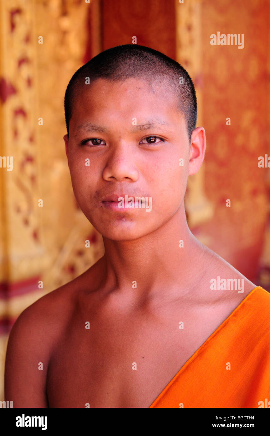 Le Laos, Luang Prabang ; Portrait d'un moine au Wat Manolom Banque D'Images