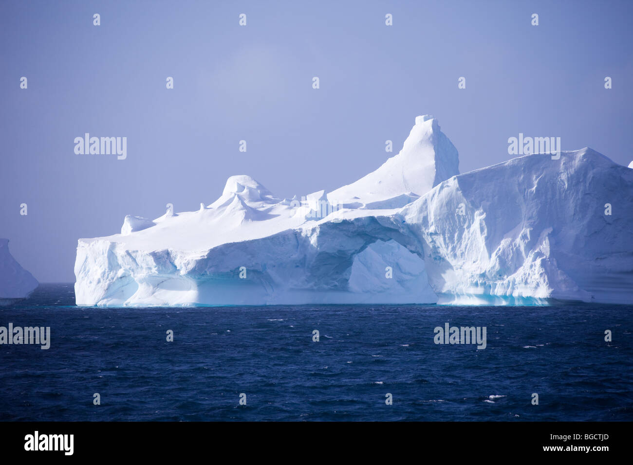 Belle iceberg près de Îles Shetland du Sud dans l'Antarctique Banque D'Images