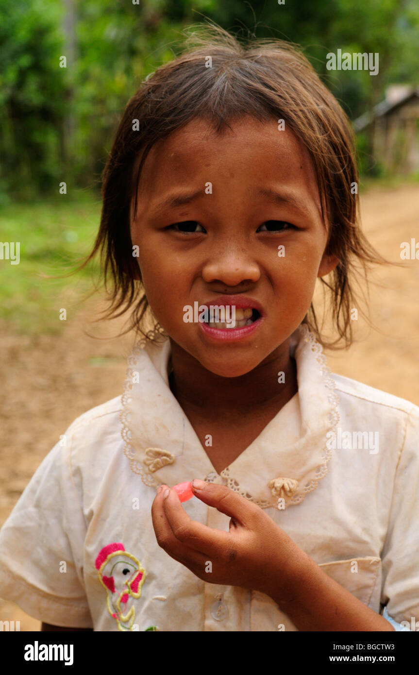 Le Laos ; Village de Ngeun téléphone près de Vang Vieng ; portrait de jeune fille Banque D'Images