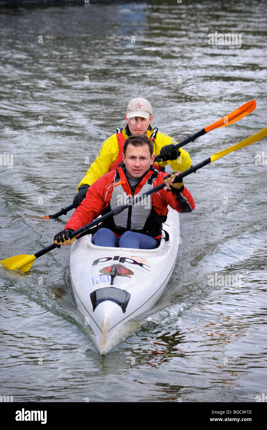 Le Major Dave Bradley (à gauche) et Steve Vinall réchauffer au point de départ pour la course de canoë de Westminster à Devizes, au cours de laquelle Banque D'Images