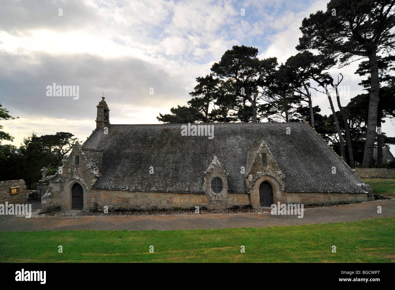 La chapelle Notre-Dame à Port Blanc, Côtes-d'Armor, Bretagne, France Photo  Stock - Alamy