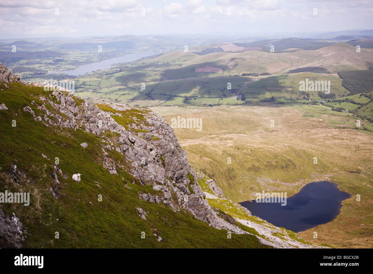 13 juin 2009 Lliwbran Llyn en premier plan avec Bala lake derrière, Snowdonia, le Nord du Pays de Galles Banque D'Images