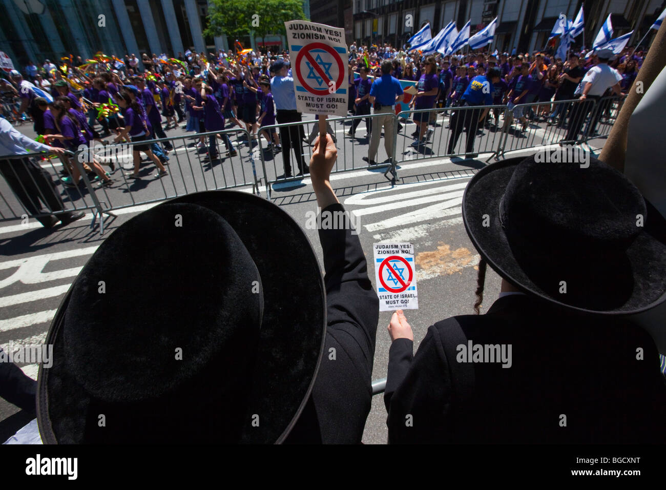 Rabbins Juifs hassidiques contre le sionisme à l'Israël Parade à New York City Banque D'Images