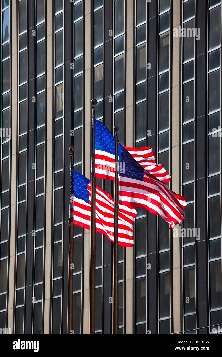 Des drapeaux américains devant 1 Penn Plaza à New York City Banque D'Images