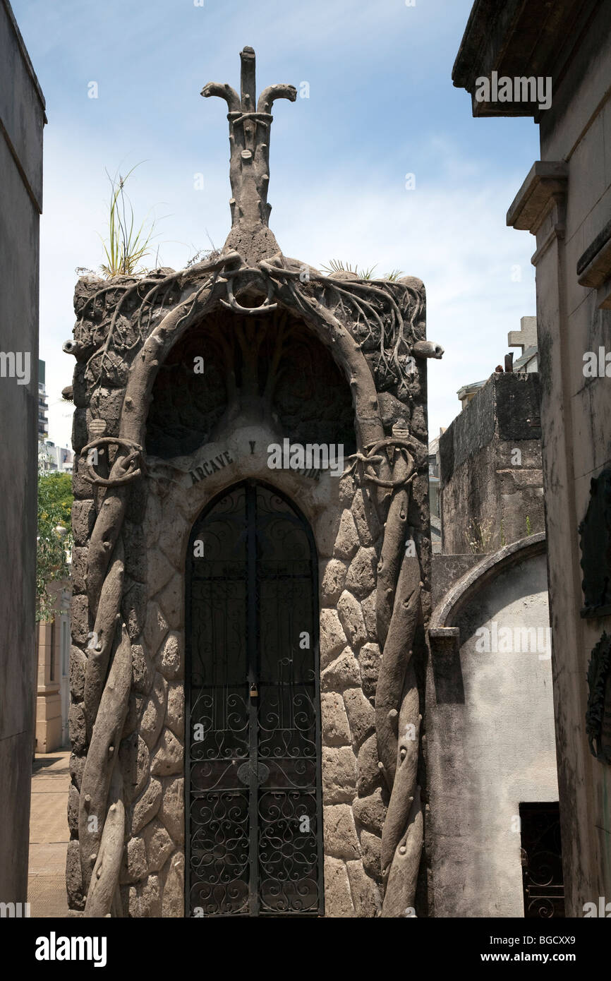 Crypte dans le style de l 'Arbre de Vie', cimetière de Recoleta, Buenos Aires, Argentine Banque D'Images