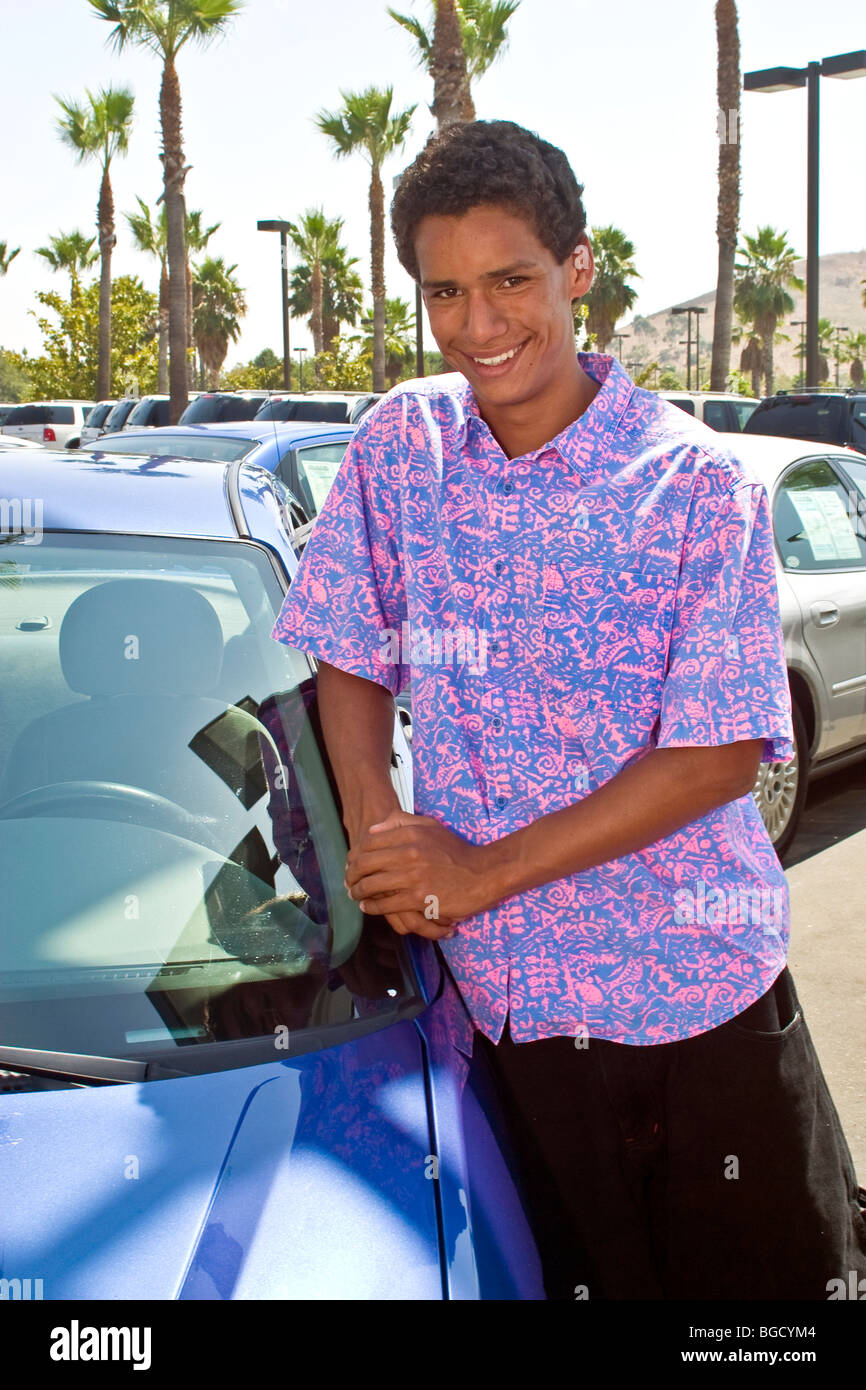 Plusieurs États, la diversité raciale inter raciales diversifiées interracial teen boy multiculturelle 16-18 ans ans achète première voiture Banque D'Images