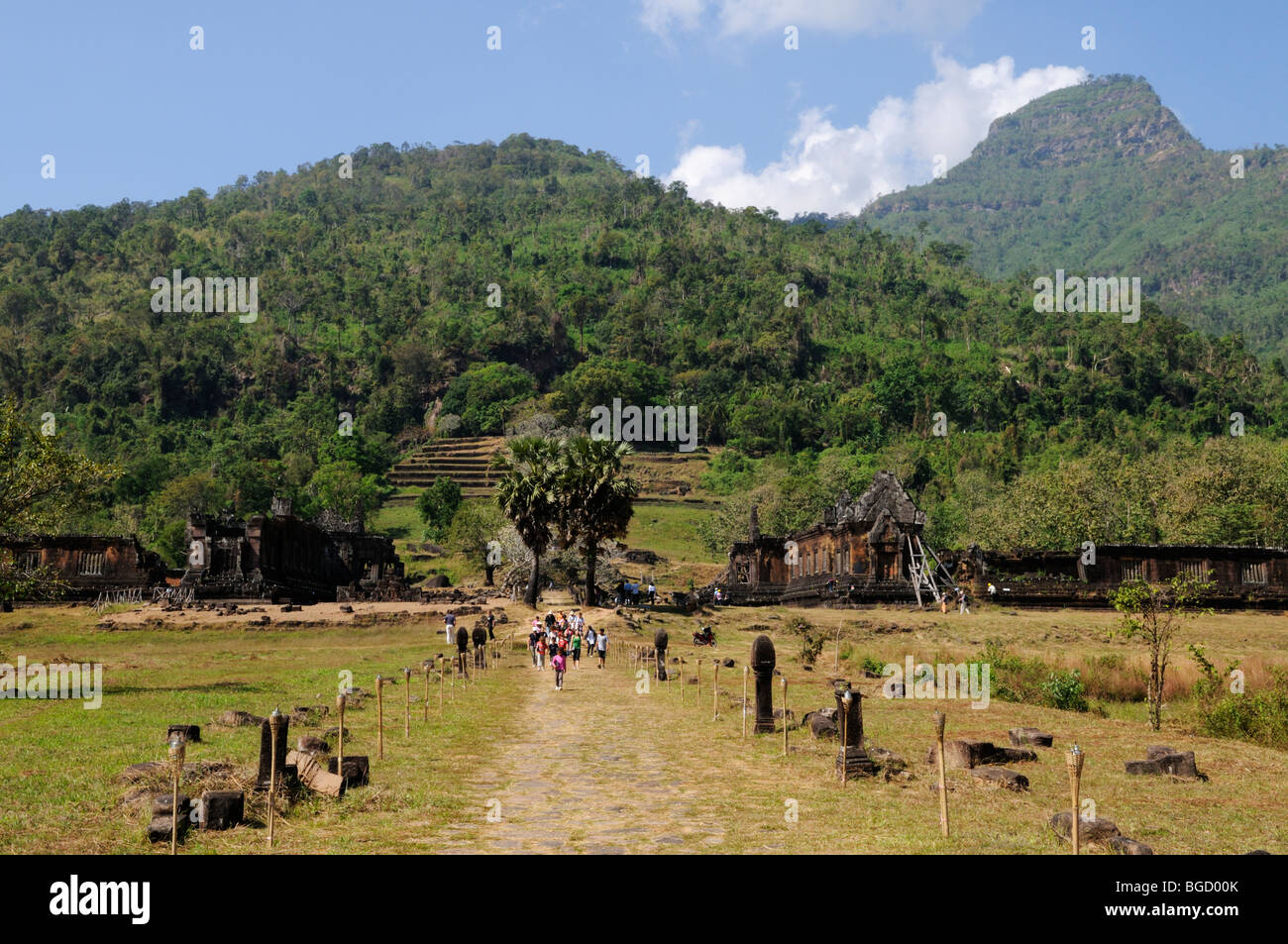 Le Laos ; province de Champasak ; Promenade menant vers les niveaux supérieurs de Vat Phu Champassak Banque D'Images