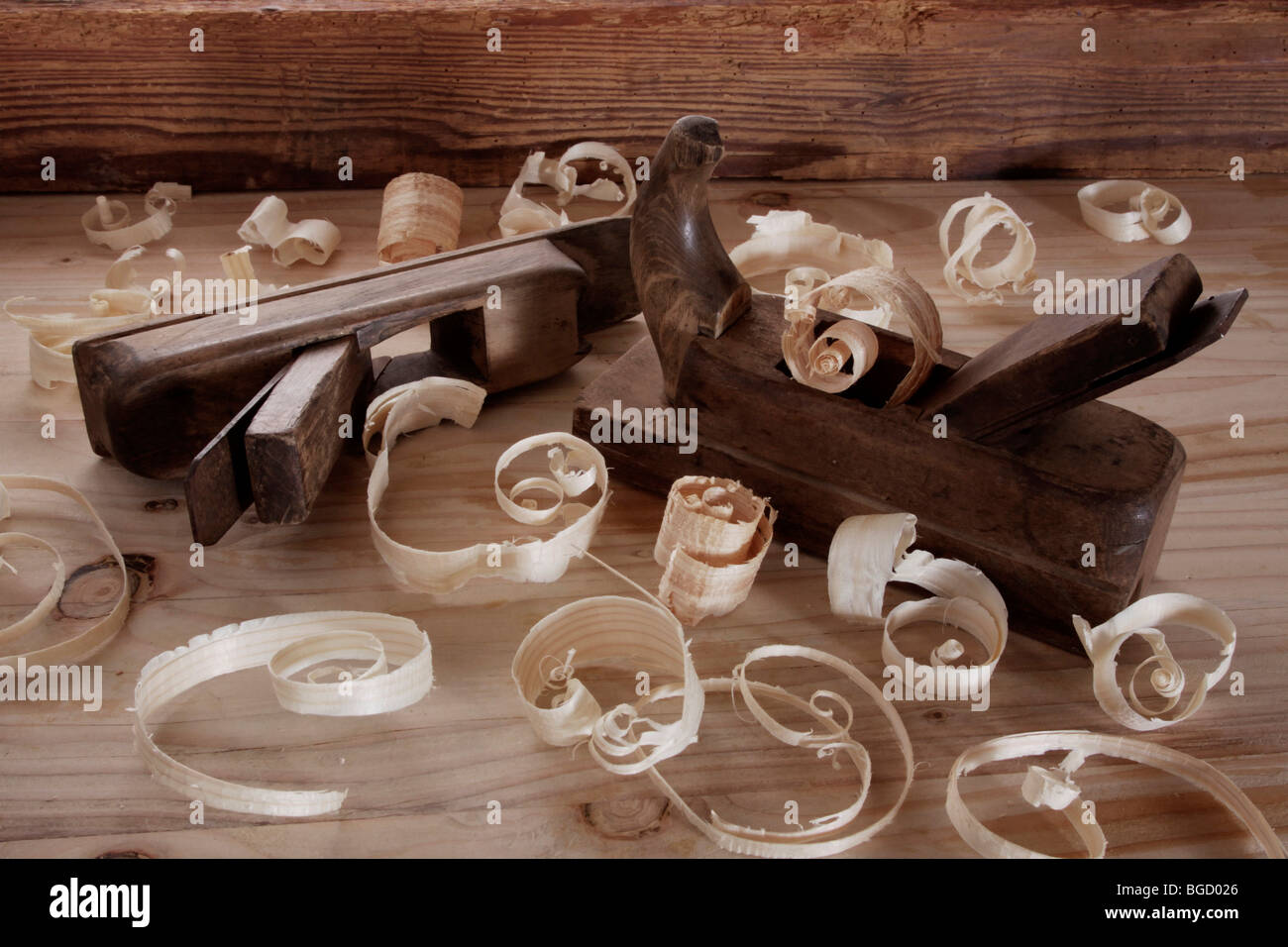 Ancien avion avec des copeaux de bois Banque D'Images