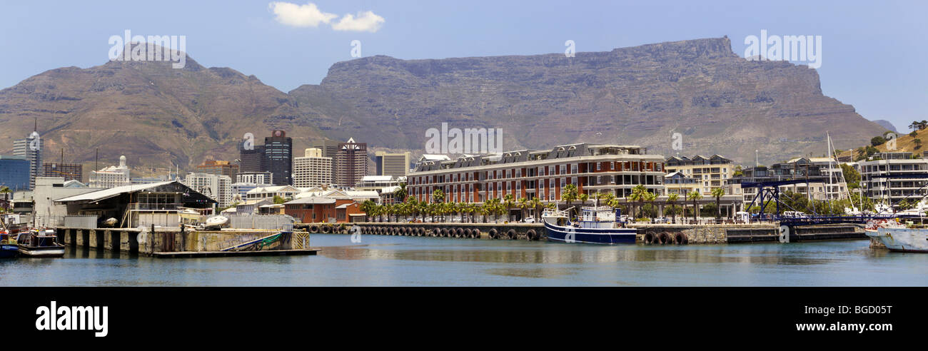 Le port de Victoria et Alfred Waterfront et la montagne de la table au Cap, Afrique du Sud Banque D'Images