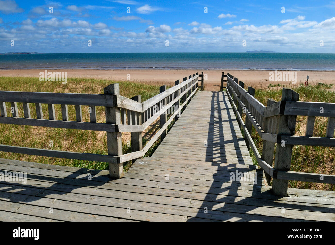 Promenade en bois pour l'accès à la plage, l'Île du Havre-Aubert, Îles de la Madeleine, Îles de la Madeleine, Québec, Canada Maritime, Nord Banque D'Images