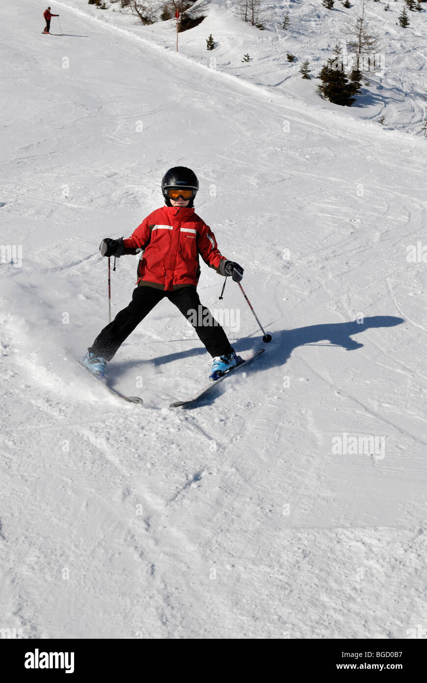 Enfant ski, pistes de ski. ski alpin avec casque, coffre Banque D'Images