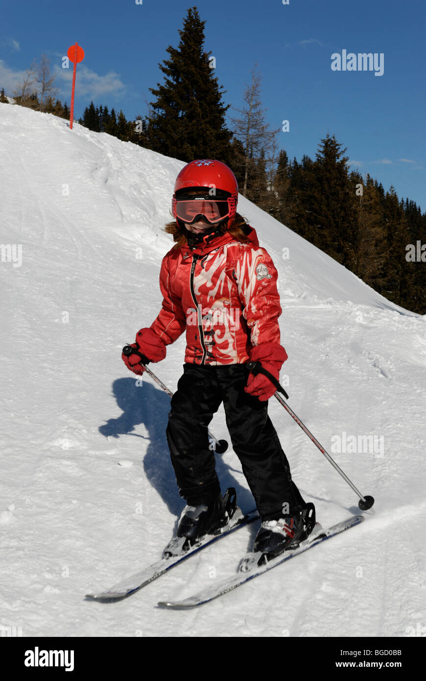 Enfant ski, pistes de ski. ski alpin avec casque, safetyt Banque D'Images
