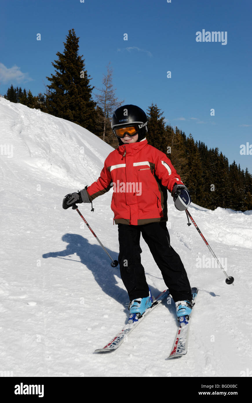 Enfant ski, pistes de ski. ski alpin avec casque, coffre Banque D'Images