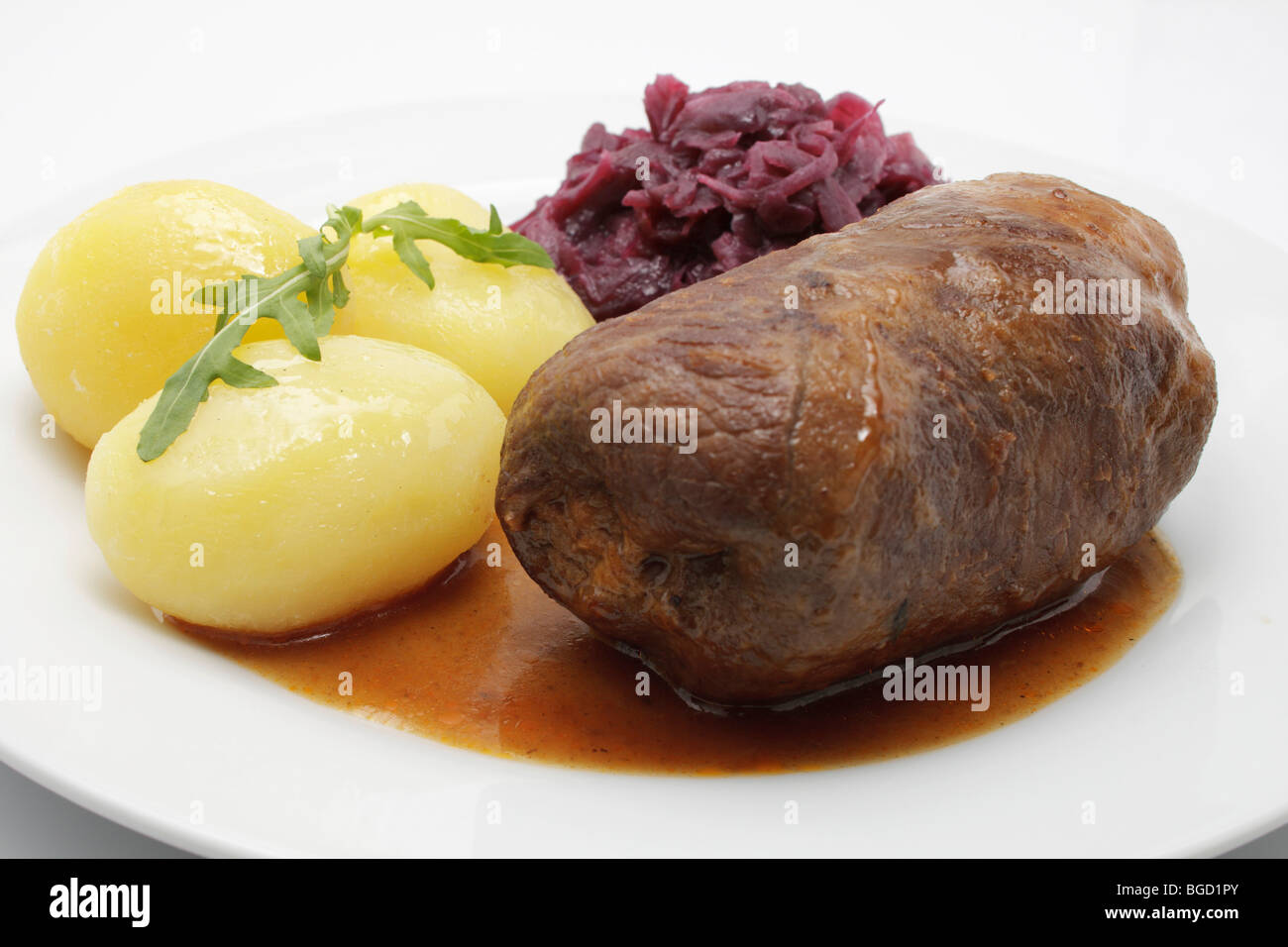 Roulade de boeuf farcies avec de la sauce, du chou rouge et des pommes de terre bouillies Banque D'Images