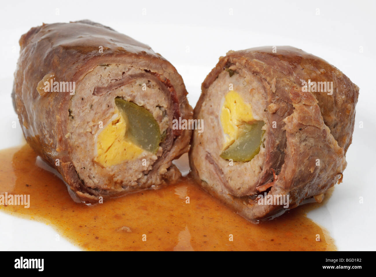 Roulade de boeuf farcies avec de la sauce, couper en deux, rempli de viande  hachée, oeuf, oignon et cornichon Photo Stock - Alamy
