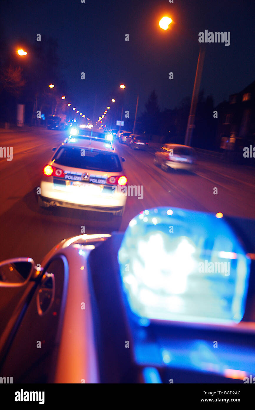 Voiture de patrouille de la police en bleu avec l'allumage des feux et sirène, l'Allemagne, de l'Europe. Banque D'Images