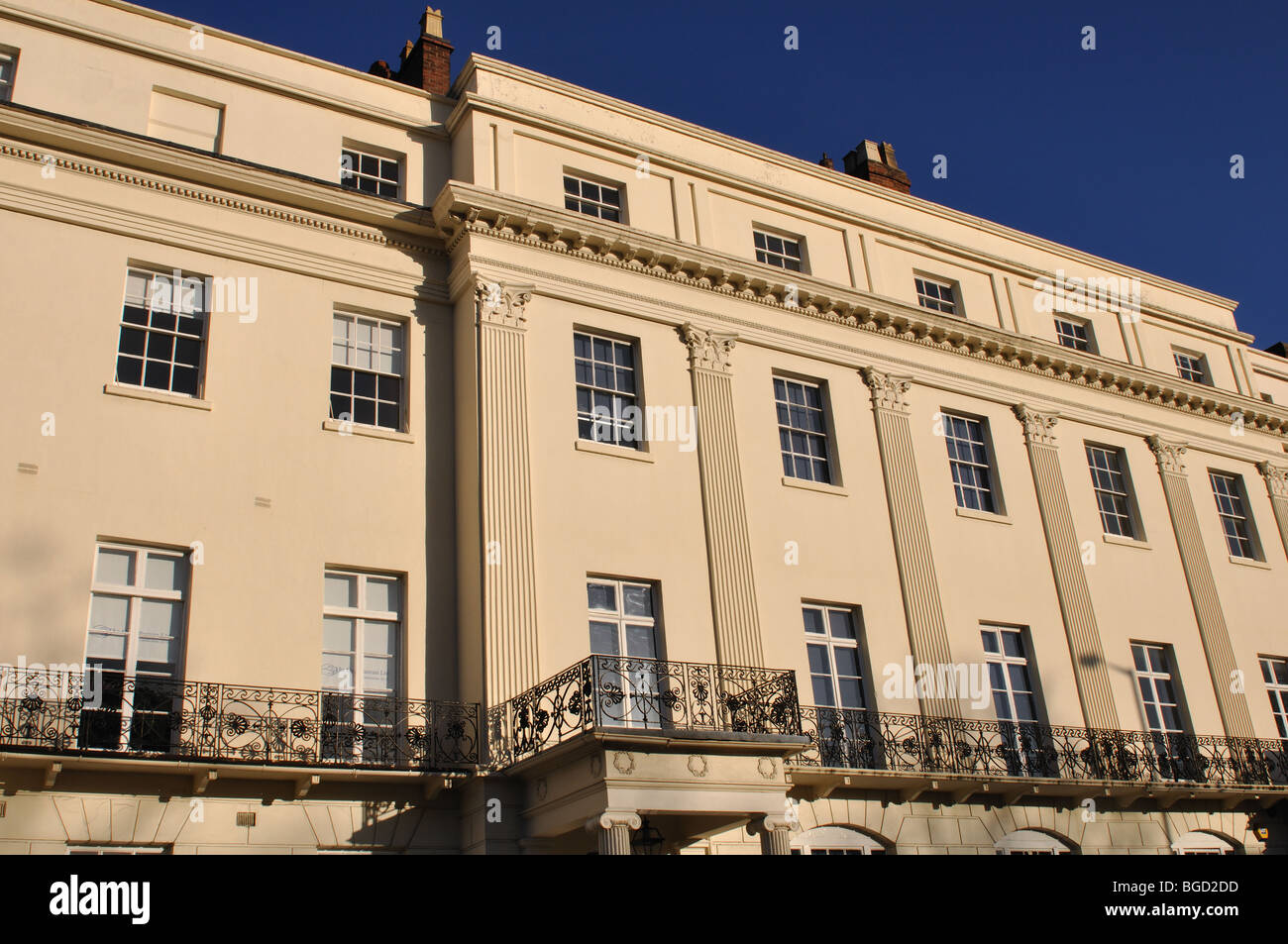 Les bâtiments de style Régence, Waterloo Place, Leamington Spa, Warwickshire, England, UK Banque D'Images