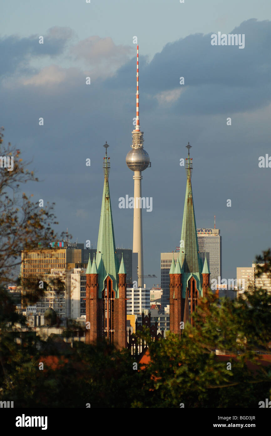 Berlin. L'Allemagne. Vue depuis Viktoriapark dans Kreuzberg via les flèches de l'église St Boniface à Mitte et la Fernsehturm. Banque D'Images