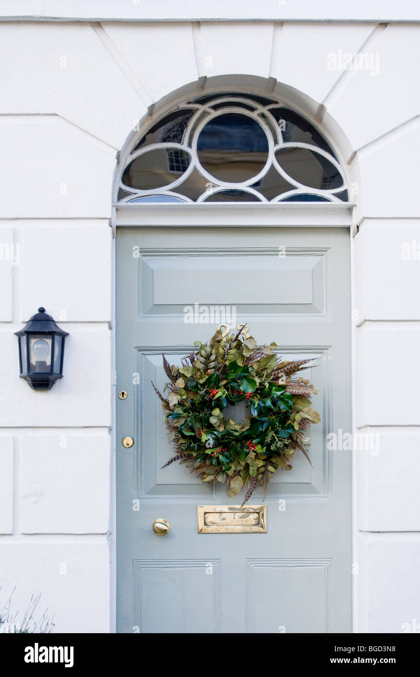 Maison de ville Regency anglais élégant, avec d'élégants couronne de Noël avec le houx et plumes de faisan. Banque D'Images