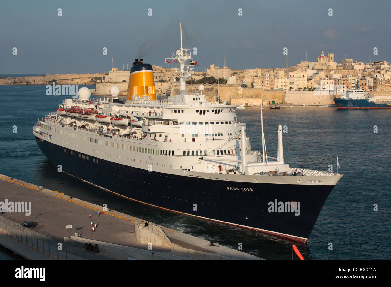 Voyages et tourisme méditerranéen. La saga de croisière a augmenté de quitter Malte's grand Harbour Banque D'Images