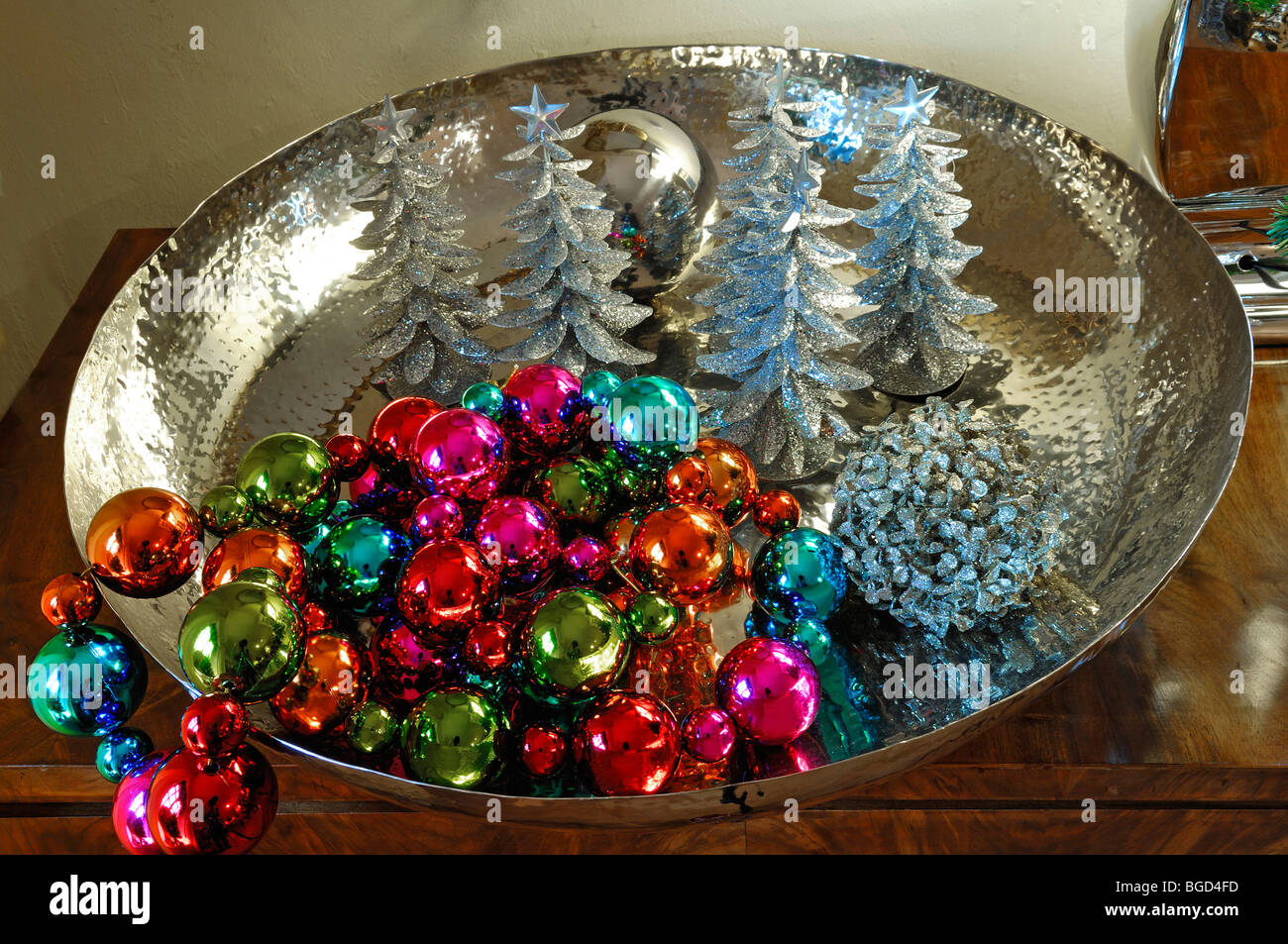 Boules de Noël colorées et de petits arbres de Noël décoré dans un plat  d'argent à vendre, Villa Ambiente, Im Weller, Nuremberg, M Photo Stock -  Alamy