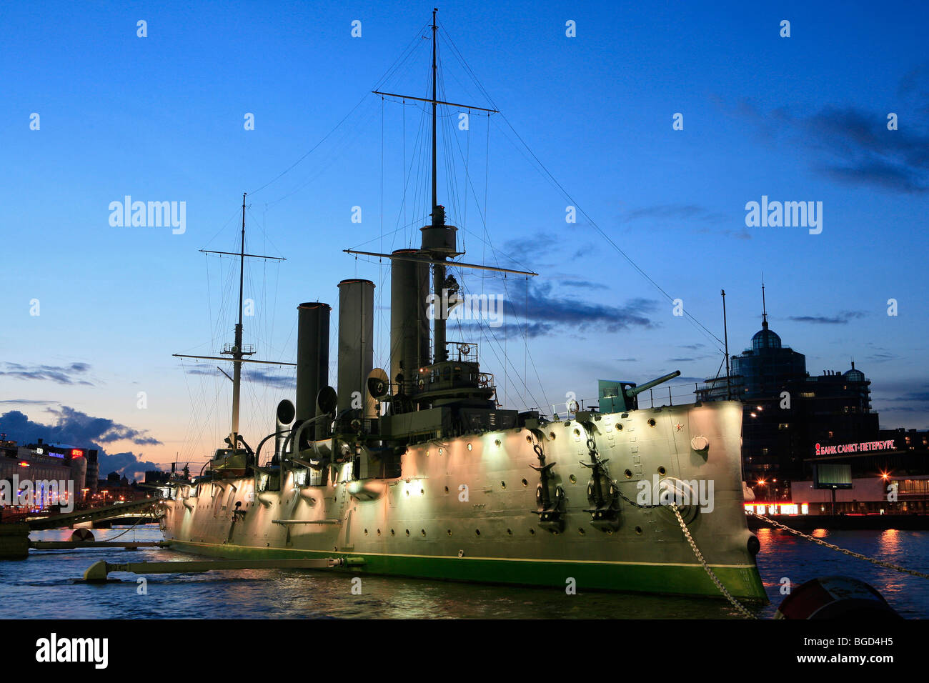 Le croiseur Aurore éclairée la nuit à Saint Petersburg, Russie Banque D'Images