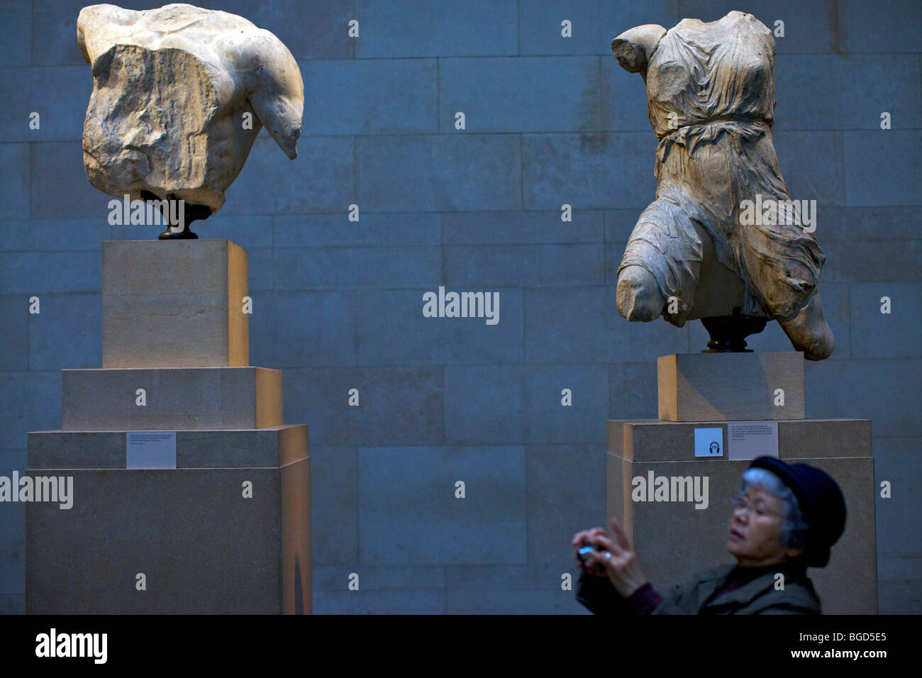 Affichage des touristes le fronton des sculptures du Parthénon, connu sous le nom de marbres d'Elgin dans le British Museum de Londres UK Banque D'Images