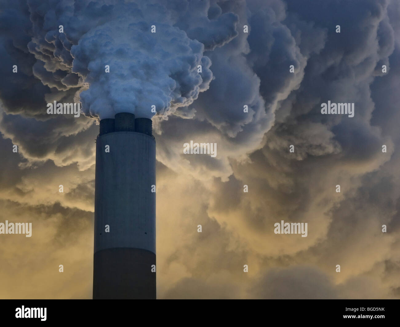Une épaisse fumée Spumes hors d'une centrale électrique cheminée Banque D'Images