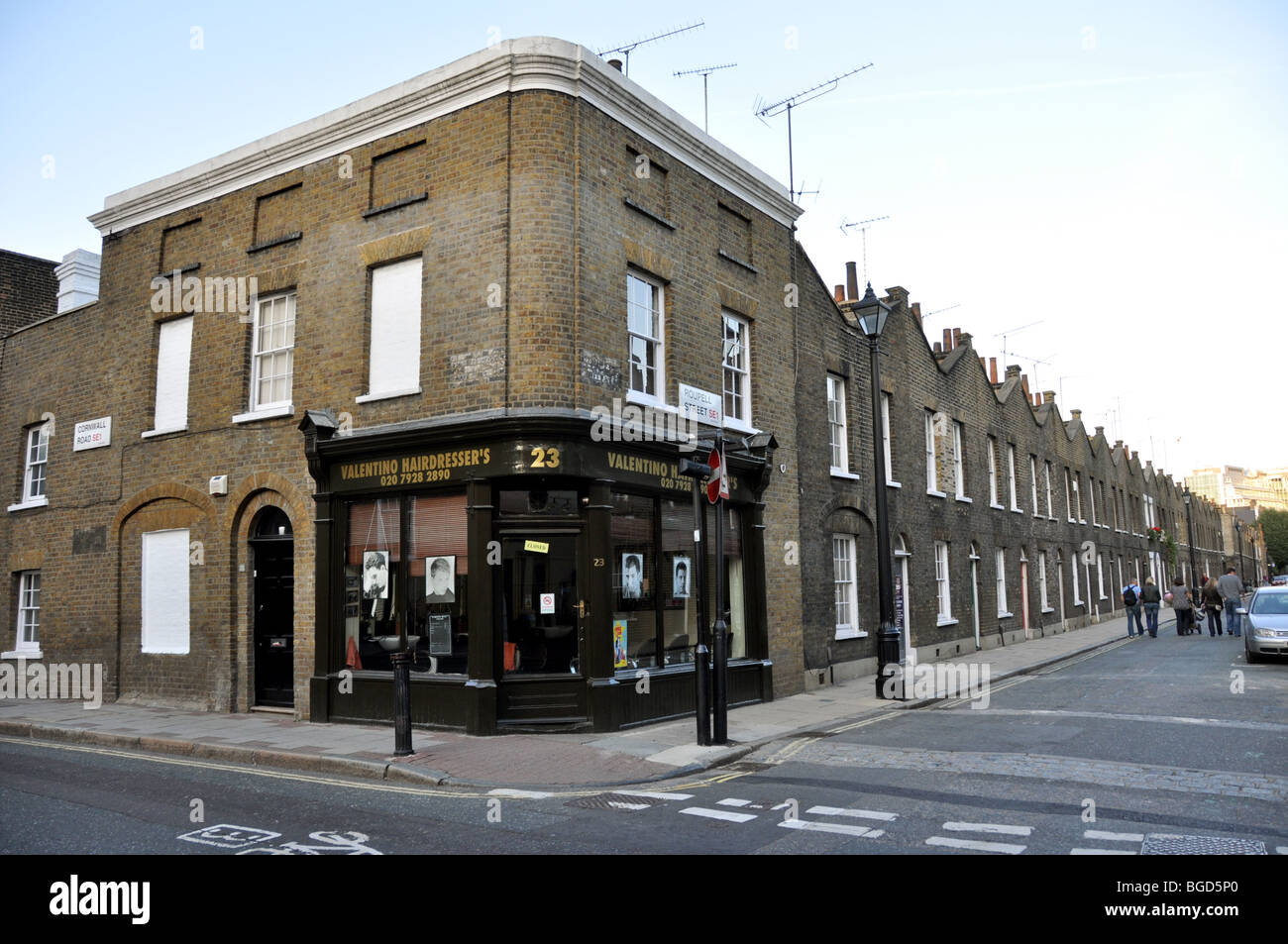 Une caractéristique de style victorien corner shop et scène de rue à Londres, Angleterre Royaume-uni district de Waterloo Banque D'Images