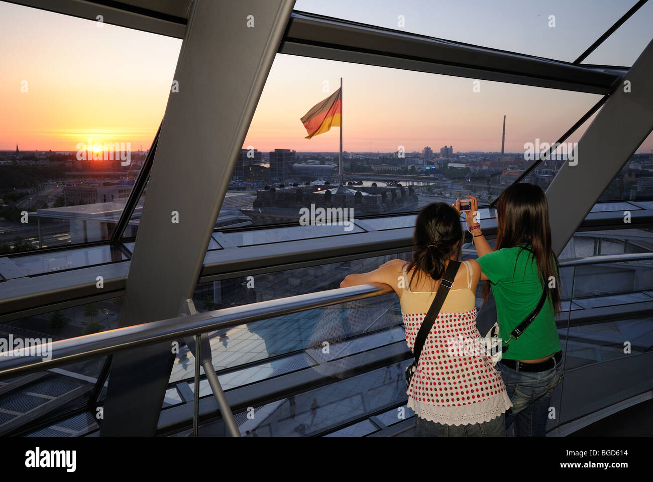 Coupole en verre du bâtiment du Reichstag, quartier du gouvernement à Berlin quartier Tiergarten à Berlin, Allemagne, Europe. Banque D'Images