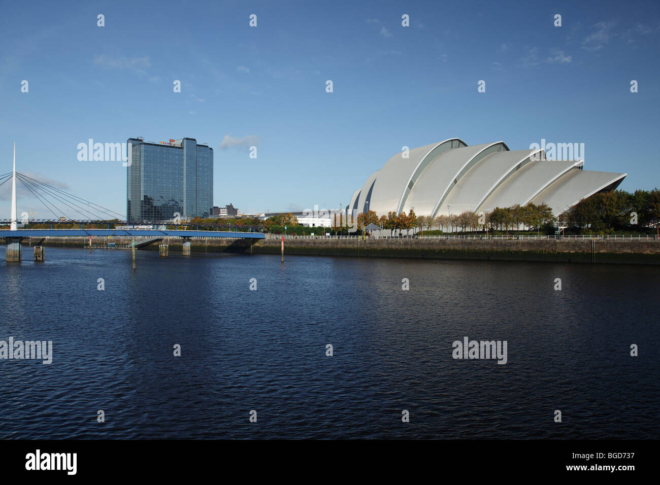 SEC Armadillo / Clyde Auditorium, Crowne Plaza Hotel et Bells Bridge au-dessus de la rivière Clyde en automne, Glasgow, Écosse, Royaume-Uni Banque D'Images