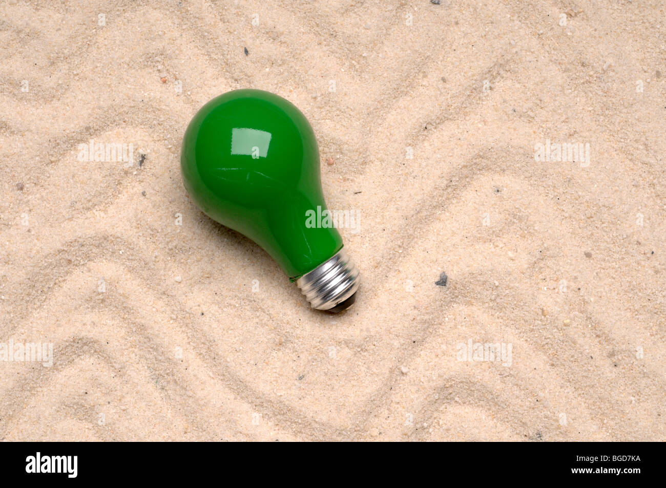 L'ampoule du feu vert jeté sur le sable Banque D'Images