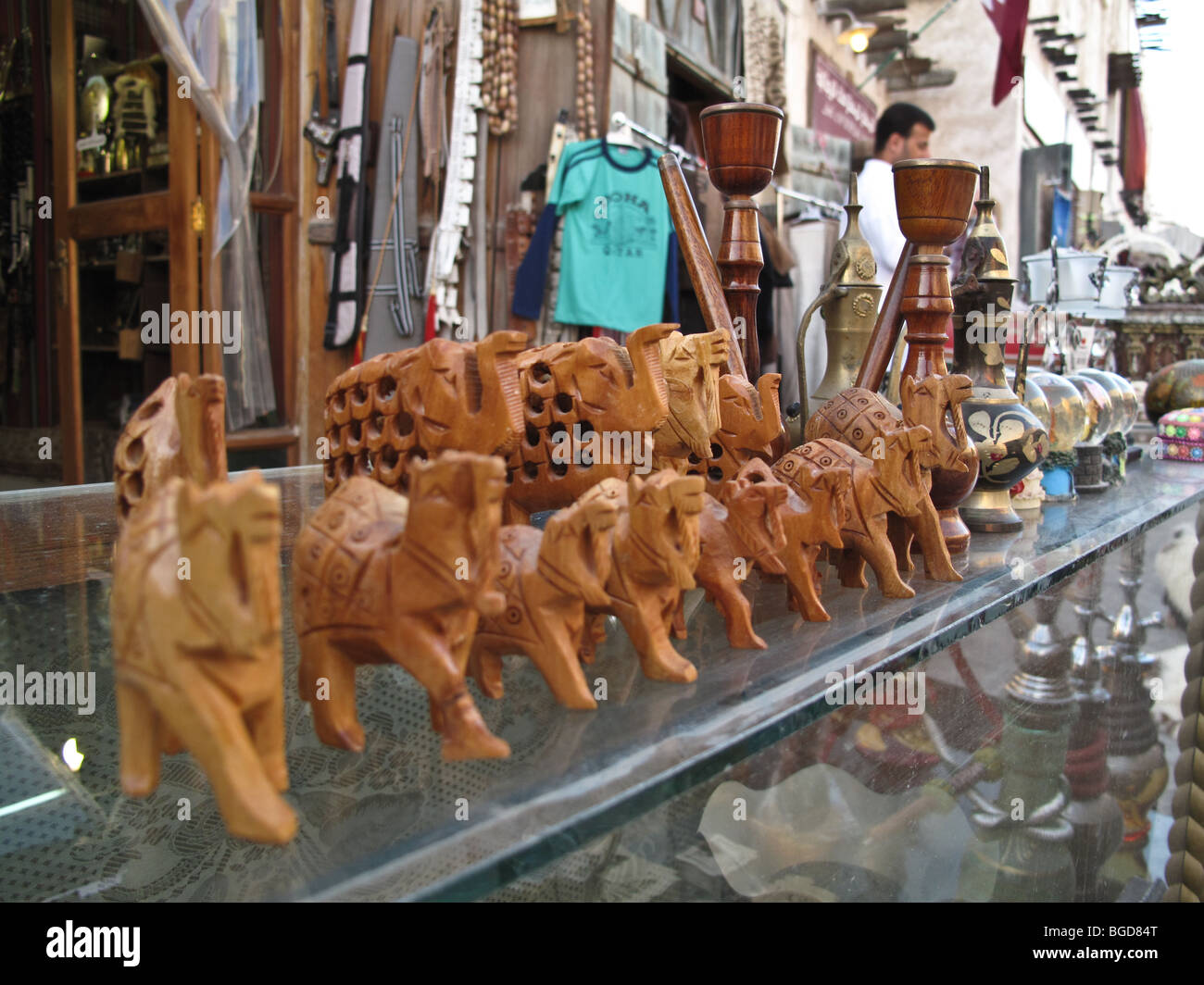 Des bibelots pour vendre aux touristes dans le Souq Waqif à Doha Qatar Banque D'Images