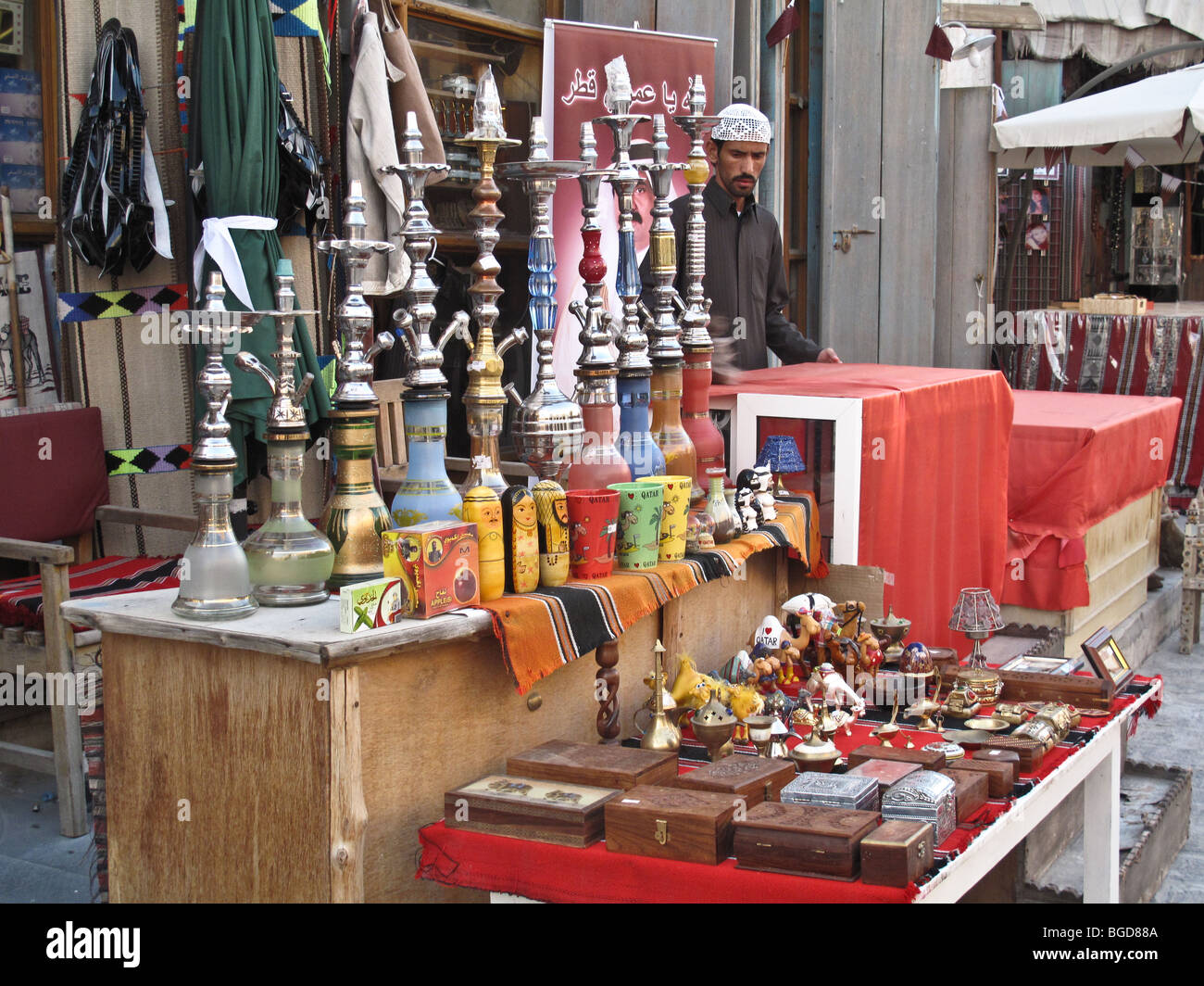 Des bibelots pour vendre aux touristes dans le Souq Waqif à Doha Qatar Banque D'Images