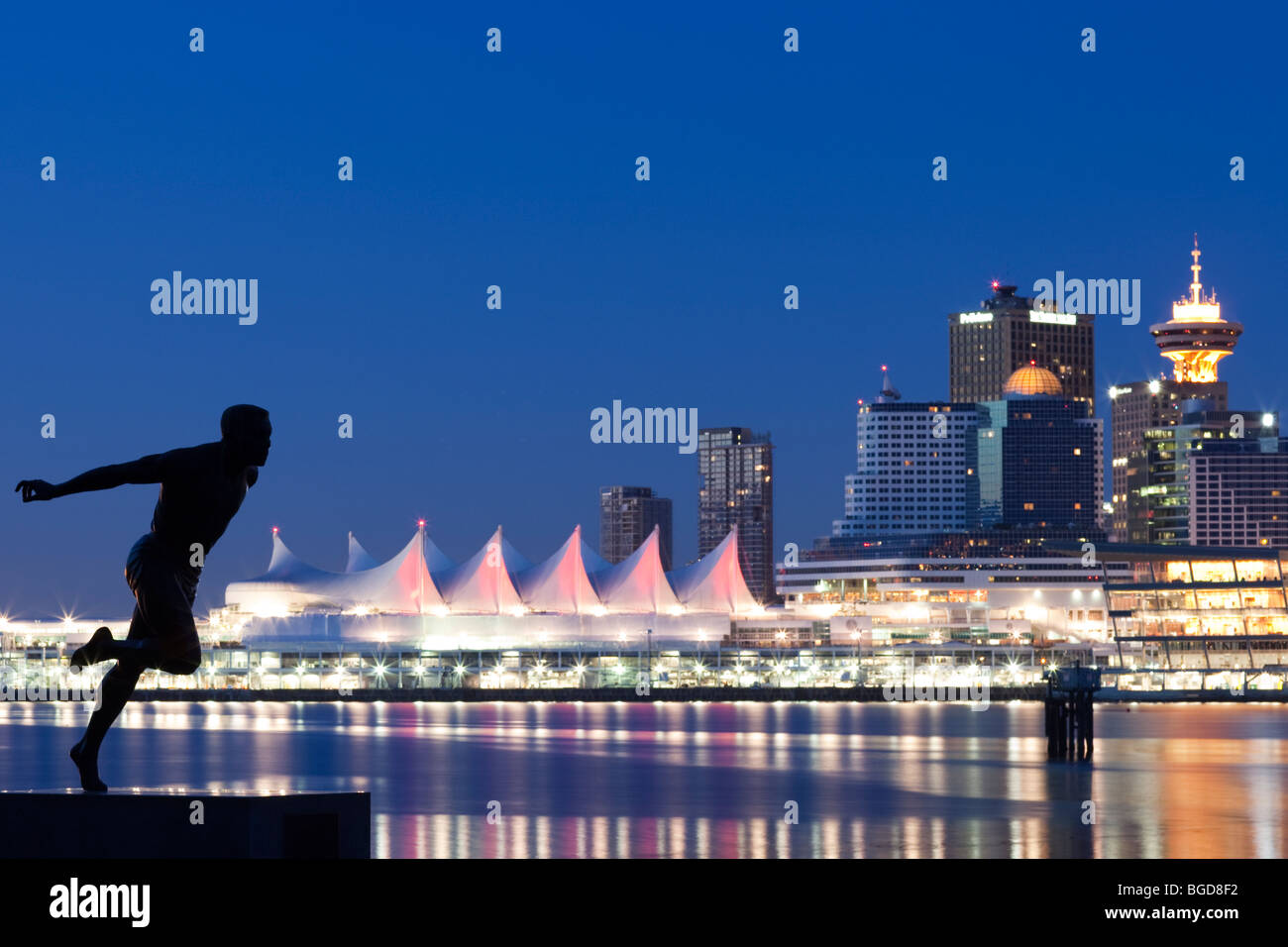Statue de BC Athlète du siècle Harry Winston Jerome au parc Stanley à Vancouver skyline nuit et place du Canada Banque D'Images