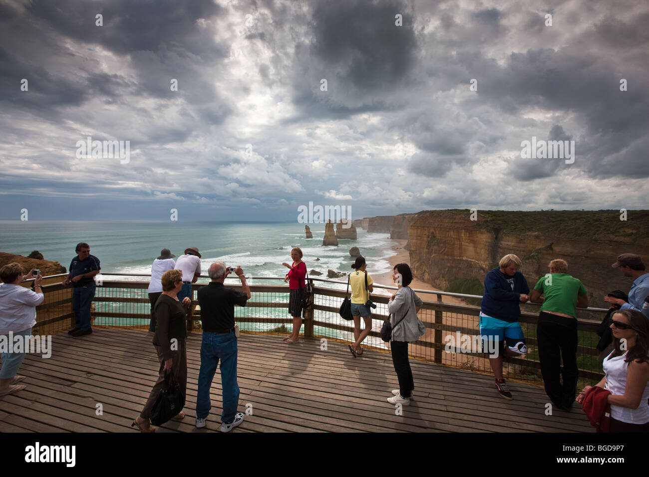 Les touristes à bord de marche au douze apôtres. Sud-ouest de Victoria, Australie. Banque D'Images