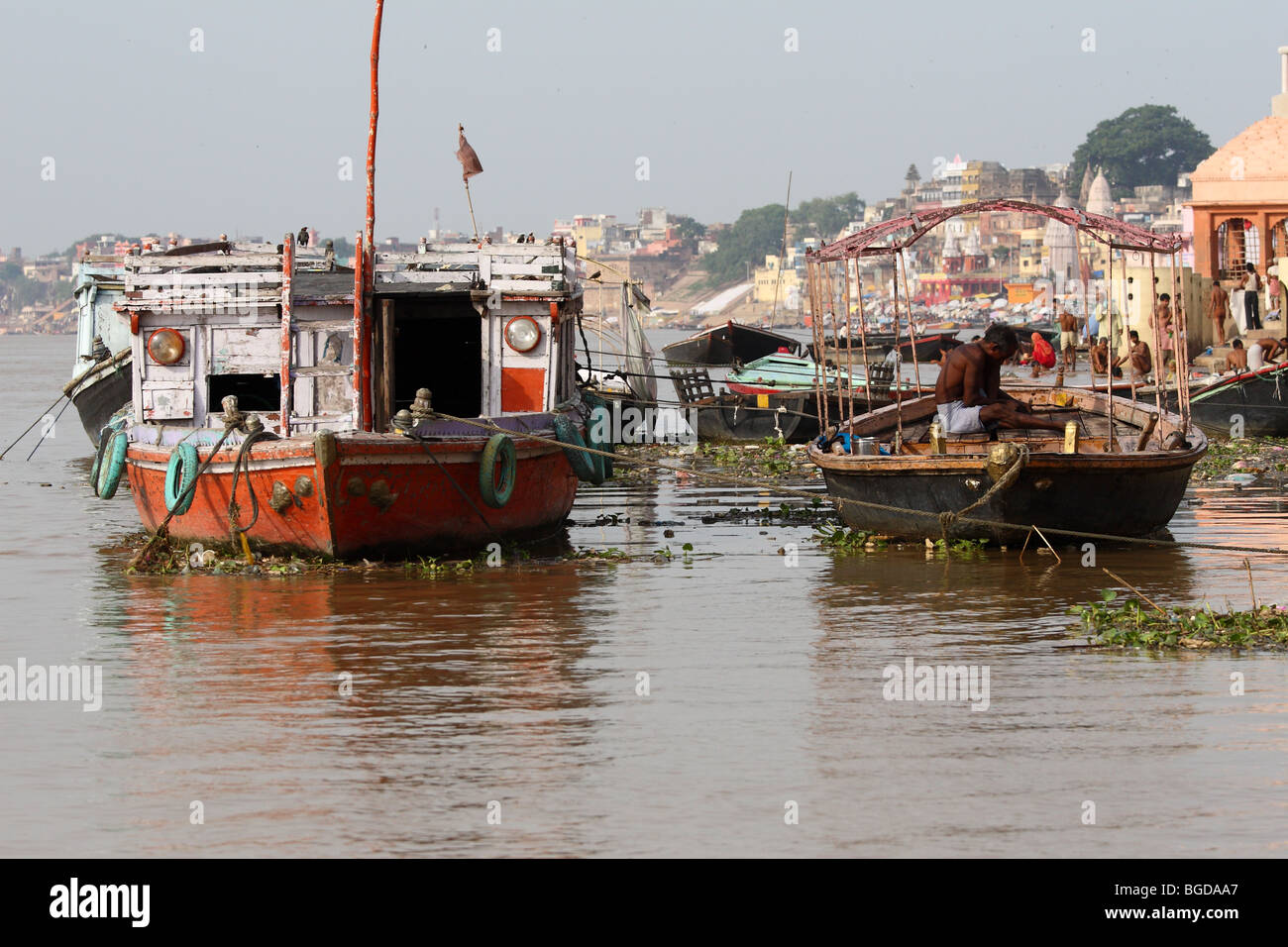 Bateaux sur la rivière gange, Benares, Varanasi, Inde Banque D'Images