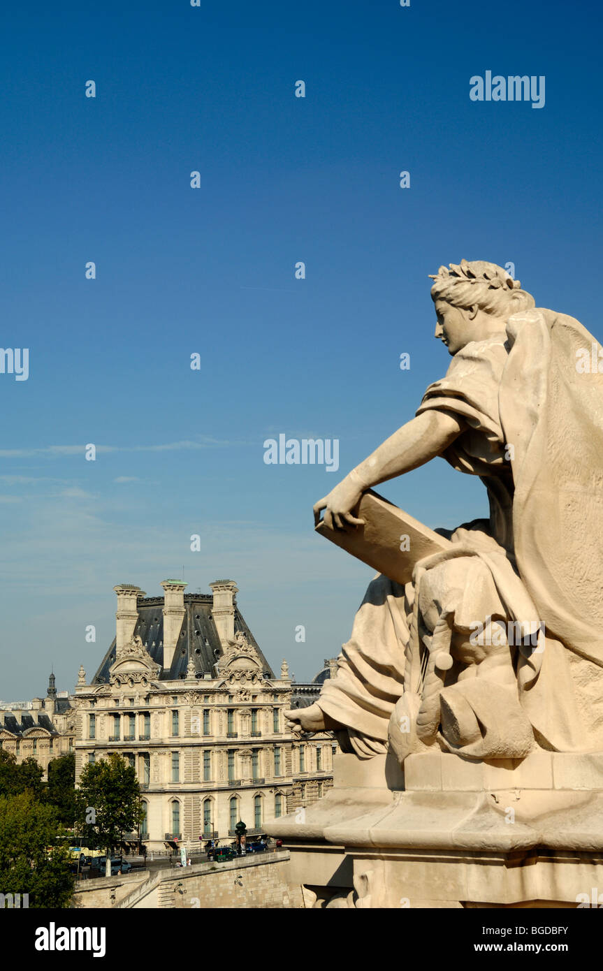 Musée du Louvre et Beaux-Arts ou Sculpture classique ou Statue avec Livre sur la terrasse du Musée d'Orsay ou du Musée d'Orsay, Paris, France Banque D'Images