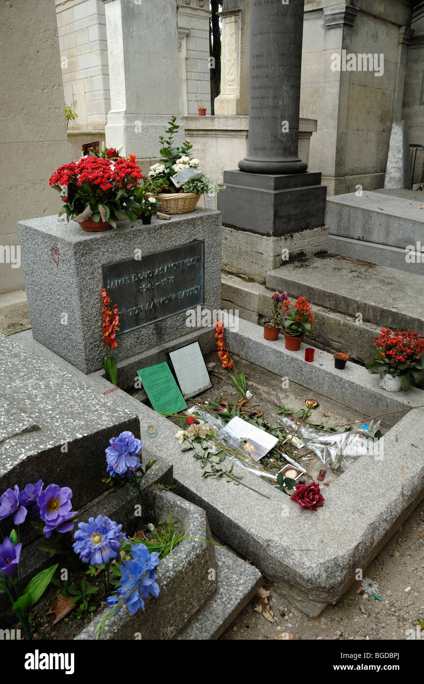 Jim Morrison (1943-1971) Tombeau ou tombe, cimetière du Père Lachaise, Menilmontant, Paris, France Banque D'Images