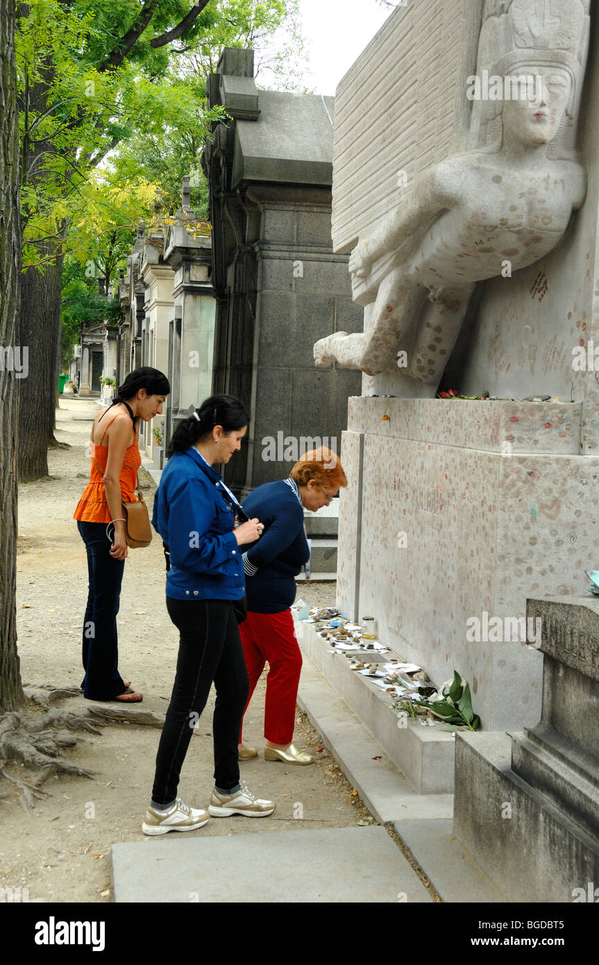 Trois touristes, fans ou femmes visiteurs au cimetière Oscar Wilde Tomb Pere Lachaise, Menilmontant, Paris, France Banque D'Images