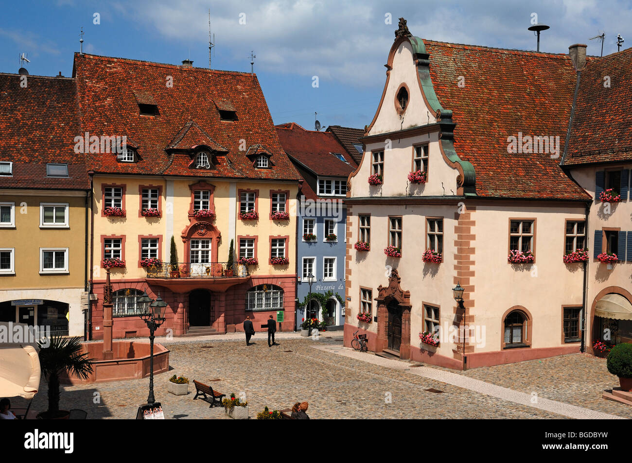 Altes Buergerhaus datant de 1775, à gauche, l'Ancien hôtel de ville, à droite, le marché, l'Endingen am Kaiserstuhl, Bade-Wurtemberg, Allemagne Banque D'Images