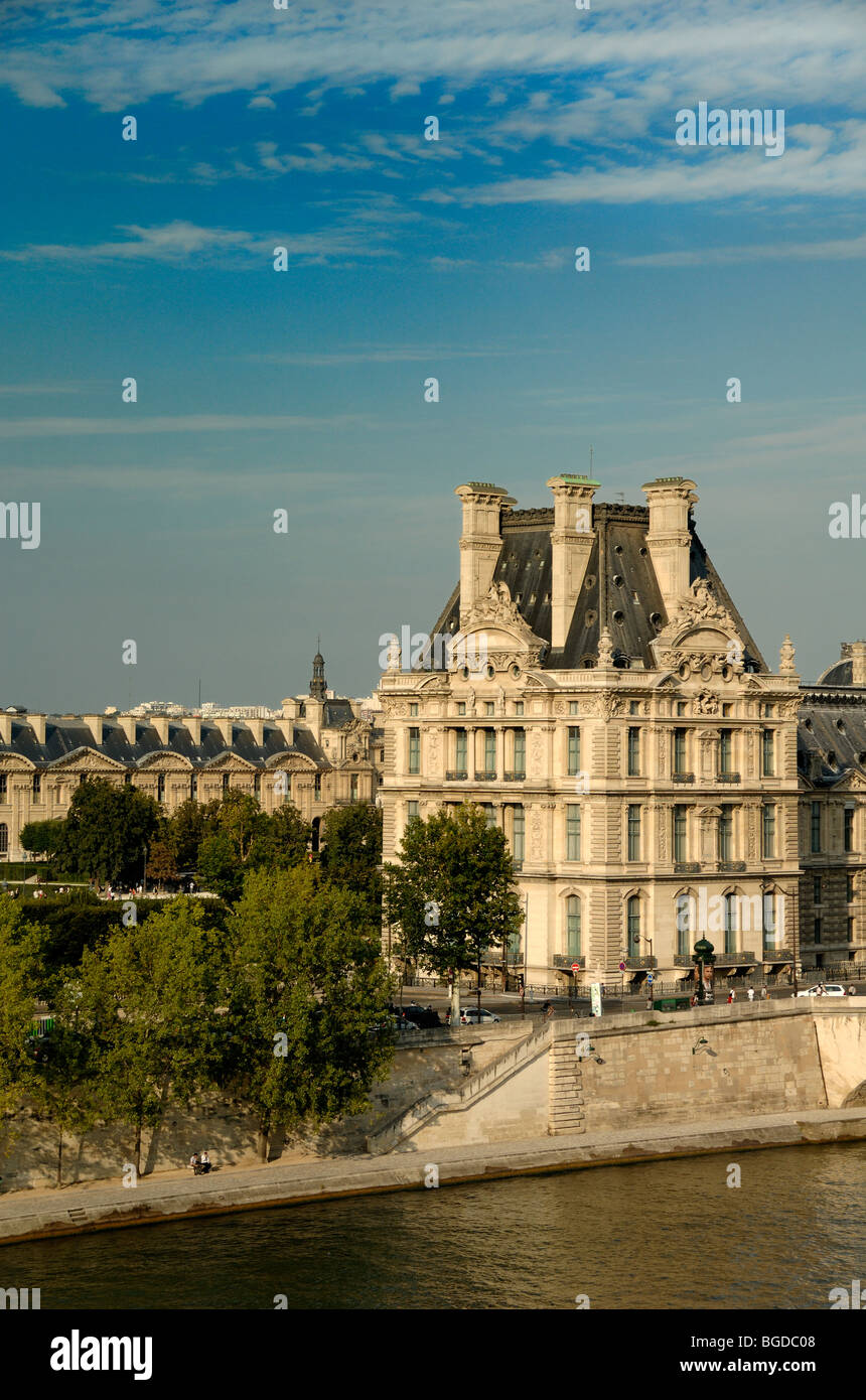 Le Musée du Louvre ou le Palais du Louvre et la Seine depuis le toit-terrasse du Musée du Quai d'Orsay, Paris, France Banque D'Images