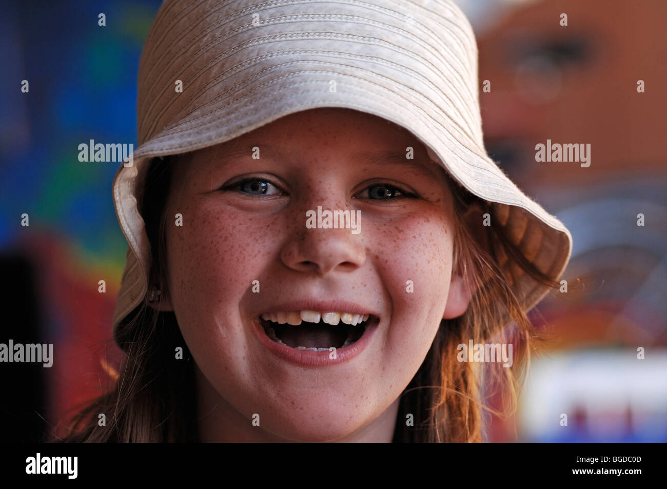 Portrait of a young smiling girl with freckles portant un chapeau blanc Banque D'Images