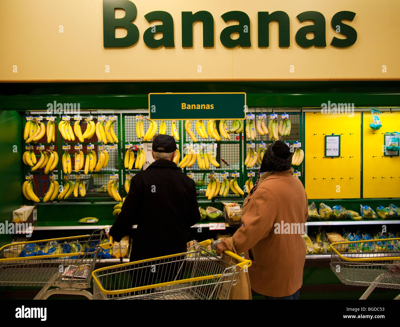 L'achat d'acheteurs de bananes à un supermarché Banque D'Images