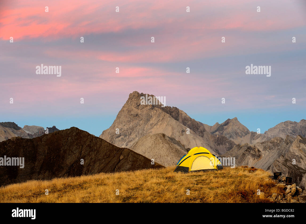 Tente sur le plateau en face de l'Alp de sommets avec la pleine lune, kaisers, Ausserfern, Lechtal, Tyrol, Autriche, Europe Banque D'Images