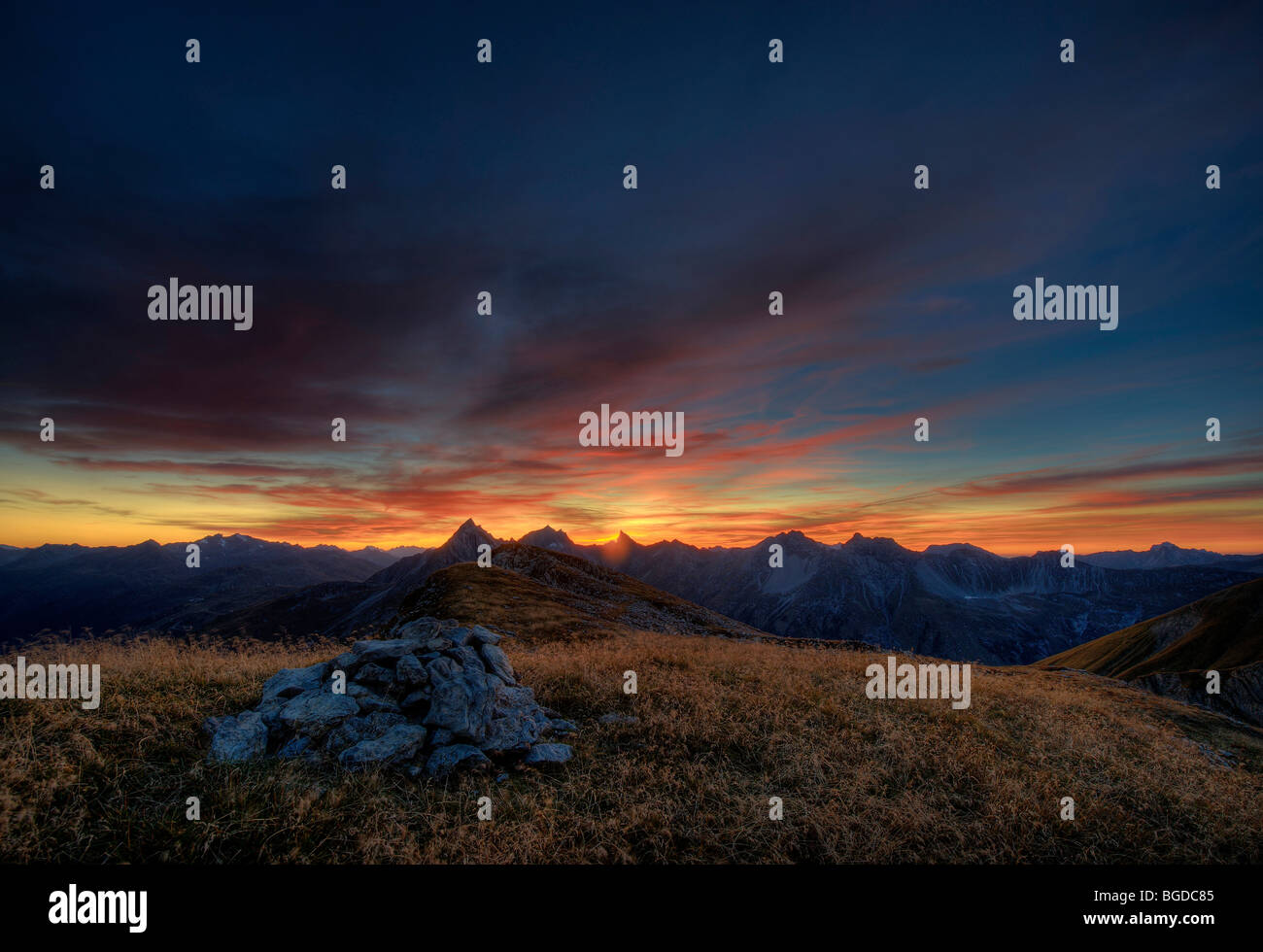 Nuageux humeur avec des pics de montagne, kaisers, Ausserfern, Lechtal, Tyrol, Autriche, Europe Banque D'Images