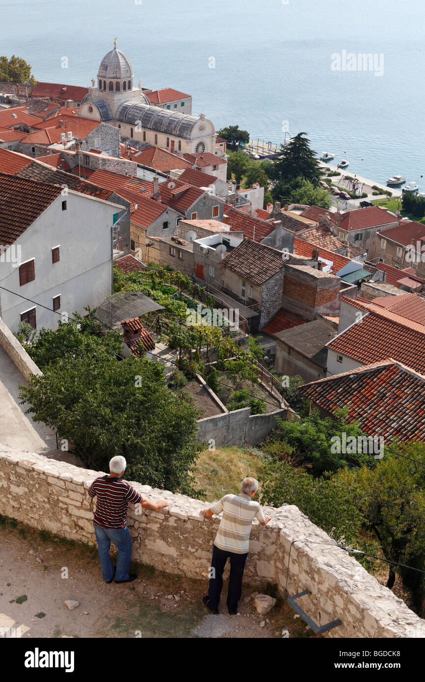 Vue depuis la forteresse sur la vieille ville avec la cathédrale, Sibenik, Croatie, Mer Adriatique, la Croatie, l'Europe Banque D'Images