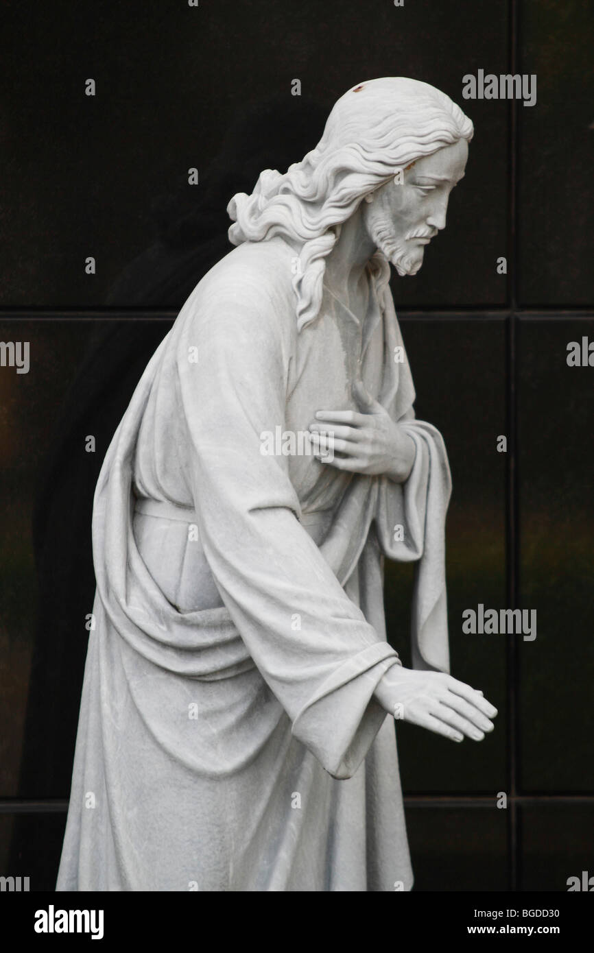 Statue de Jésus en face de marbre noir sur un tombeau, cimetière du Vieux Château cimetière, Nice, Alpes Maritimes, Région Provence-Al Banque D'Images