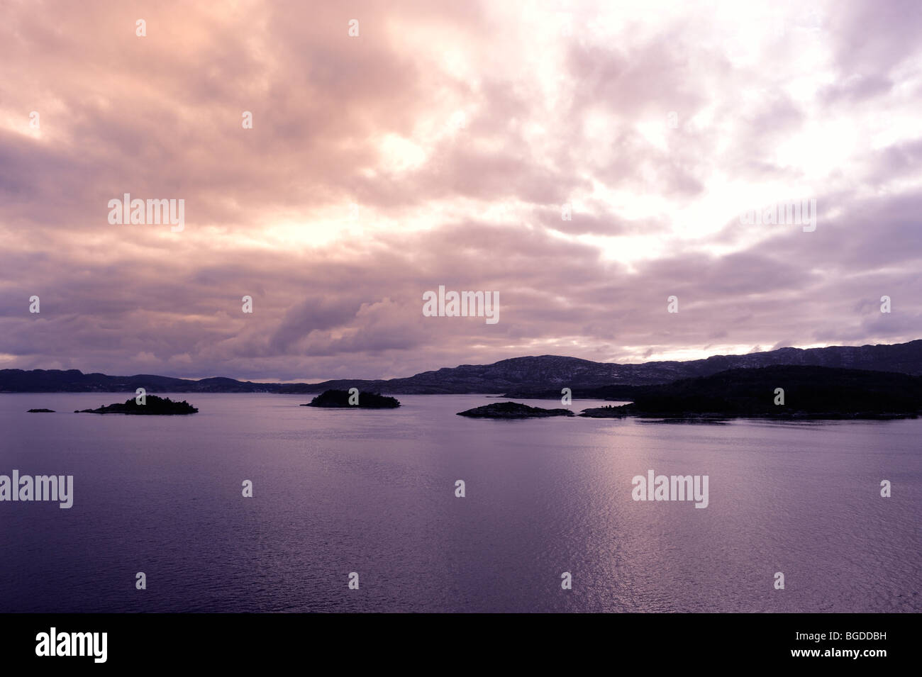 Dans le paysage du fjord twilight à Bergen, Norvège, Scandinavie, dans le Nord de l'Europe Banque D'Images