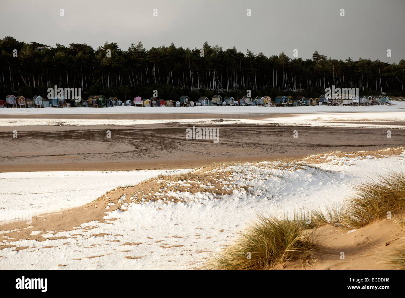 Un coup de soleil sur plage enneigée Banque D'Images